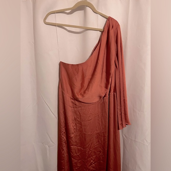 🤍Sachin + Babi Keely one shoulder gown - Picture 4 of 4